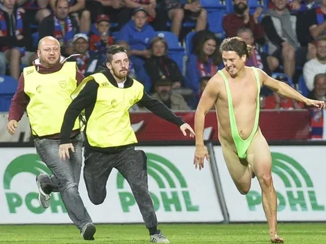 Entró a la cancha vestido de Borat y la seguridad lo bajó con una patada hermosa