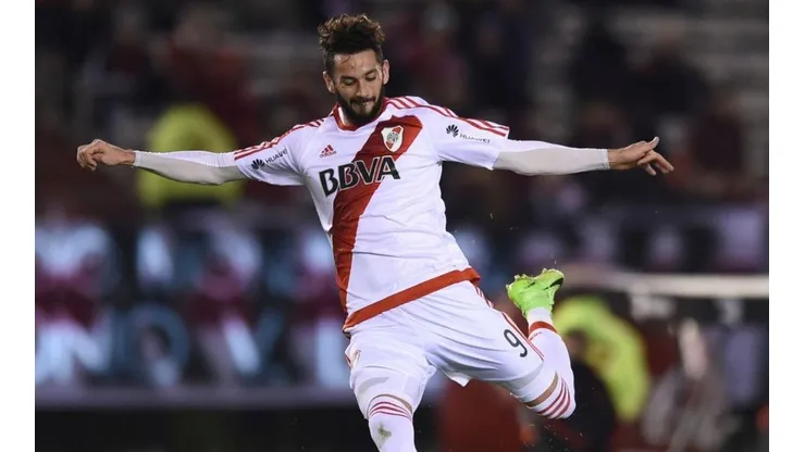Marcelo Larrondo con la camiseta de River Plate.