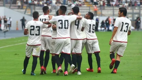 En el primer gol de Universitario, todos los jugadores fueron a abrazar a Troglio
