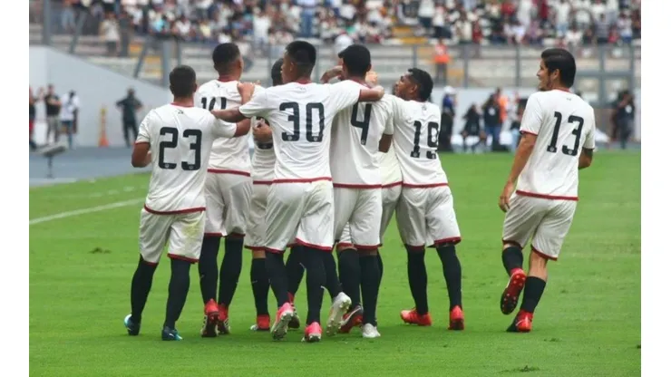 En el primer gol de Universitario, todos los jugadores fueron a abrazar a Troglio