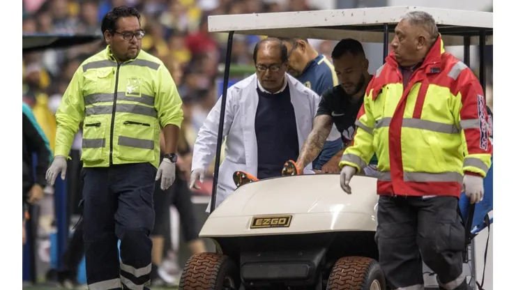 Aguilera abandonó la cancha por un problema en el tobillo.
