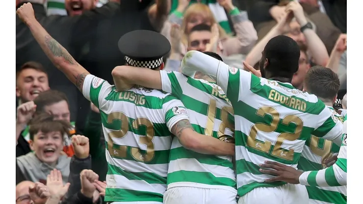 Vale todo: Celtic celebró la goleada ante Rangers con gorro de policía