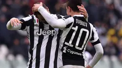 Gonzalo Higuaín celebrando junto a Paulo Dybala