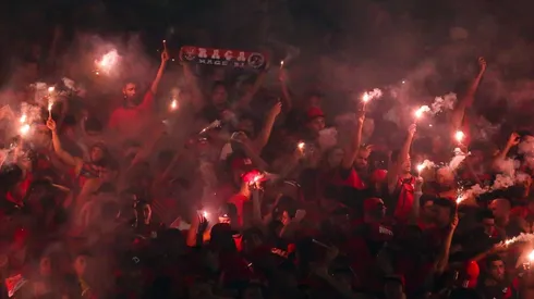 TORCIDA MUY TORCIDA. Los jugadores sufrieron el apriete de los hinchas.