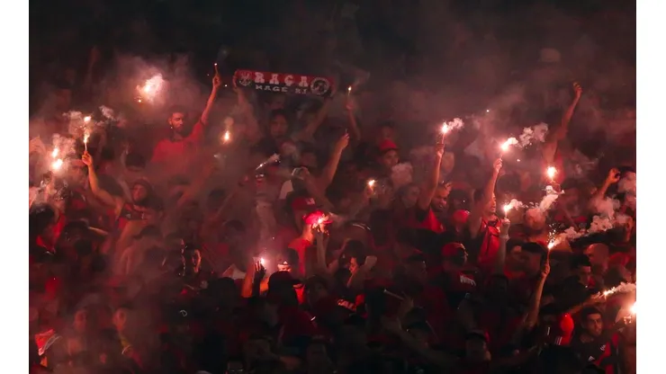 TORCIDA MUY TORCIDA. Los jugadores sufrieron el apriete de los hinchas.