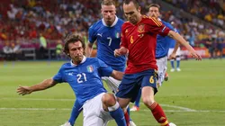 DOS SEÑORES. Iniesta le ganó a Pirlo la final de la Euro 2012.