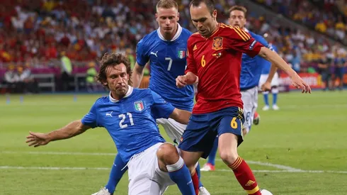 DOS SEÑORES. Iniesta le ganó a Pirlo la final de la Euro 2012.
