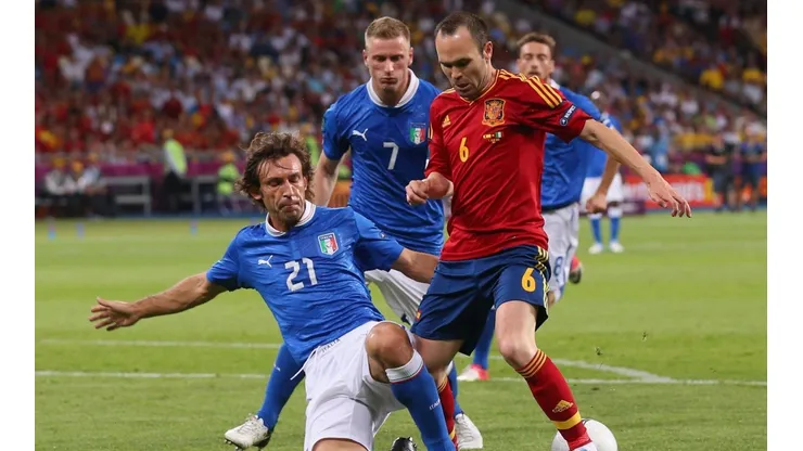 DOS SEÑORES. Iniesta le ganó a Pirlo la final de la Euro 2012.