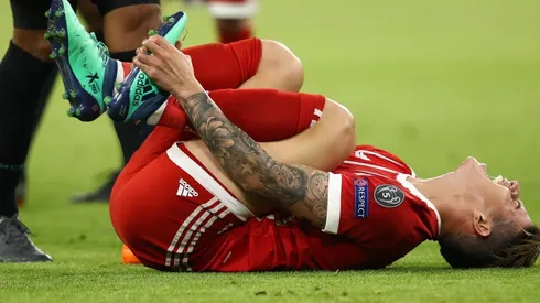 GRITO DE DOLOR. James Rodríguez sufre tras una patada de Casemiro ante Real Madrid (Foto: Getty).