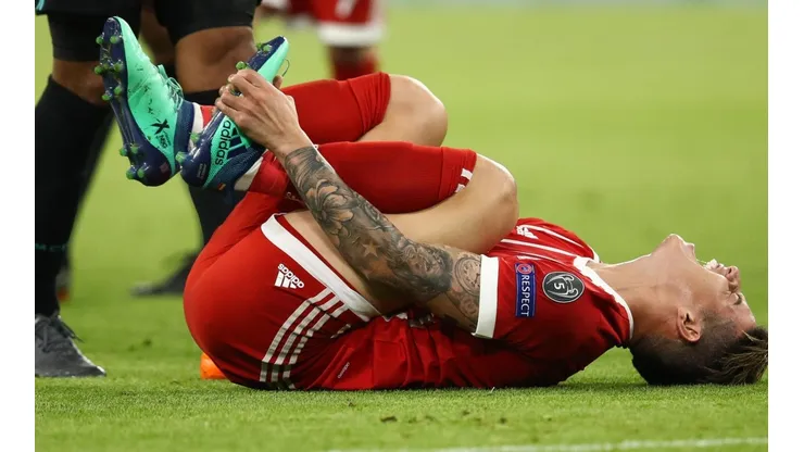 GRITO DE DOLOR. James Rodríguez sufre tras una patada de Casemiro ante Real Madrid (Foto: Getty).