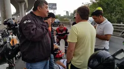 EN EL LUGAR DEL HECHO. Miguel Herrera junto al motociclista herido.