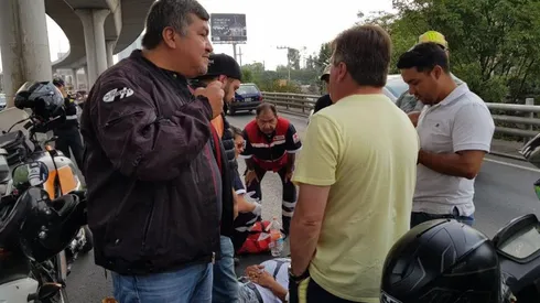 EN EL LUGAR DEL HECHO. Miguel Herrera junto al motociclista herido.
