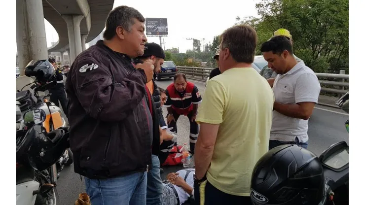 EN EL LUGAR DEL HECHO. Miguel Herrera junto al motociclista herido.