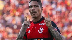 Foto de Paolo Guerrero con la piel de Flamengo.