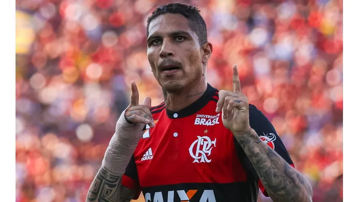Foto de Paolo Guerrero con la piel de Flamengo.