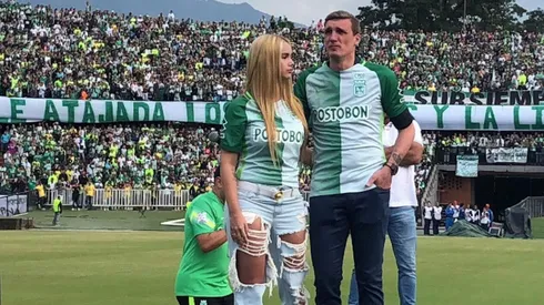 UN BAILARÍN DE AQUELLAS. Armani se banca todas abajo del arco y también en el auto.