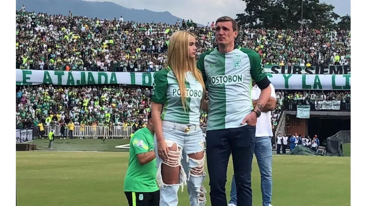 UN BAILARÍN DE AQUELLAS. Armani se banca todas abajo del arco y también en el auto.