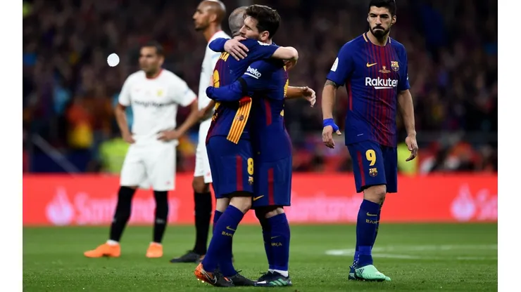 ADIÓS, CEREBRO. El abrazo de Messi a Iniesta en la final de la Copa del Rey (Foto: Getty).