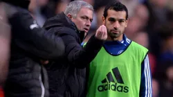 José Mourinho dándole una indicación a Mohamed Salah.