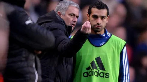 José Mourinho dándole una indicación a Mohamed Salah.