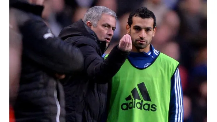 José Mourinho dándole una indicación a Mohamed Salah.