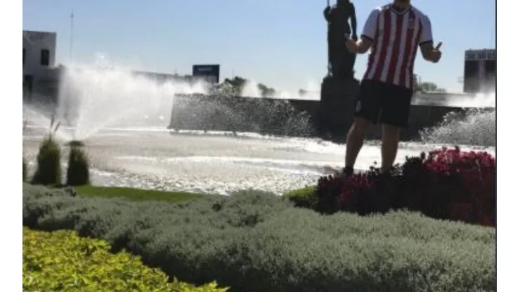 Periodista detractor de Chivas, cumple su apuesta