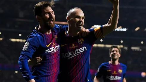 Foto de Andres Iniesta junto a Lionel Messi.