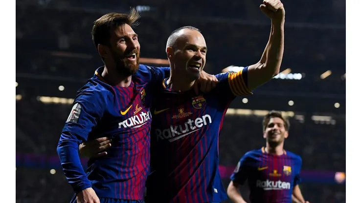 Foto de Andres Iniesta junto a Lionel Messi.