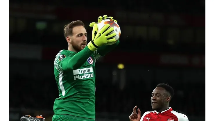UNA MURALLA. Oblak tapó todo en el Emirates.