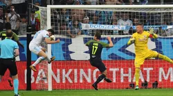 OLOR A FINALISTA. Thauvin hizo la "mano de Dios" y puso el 1 a 0.