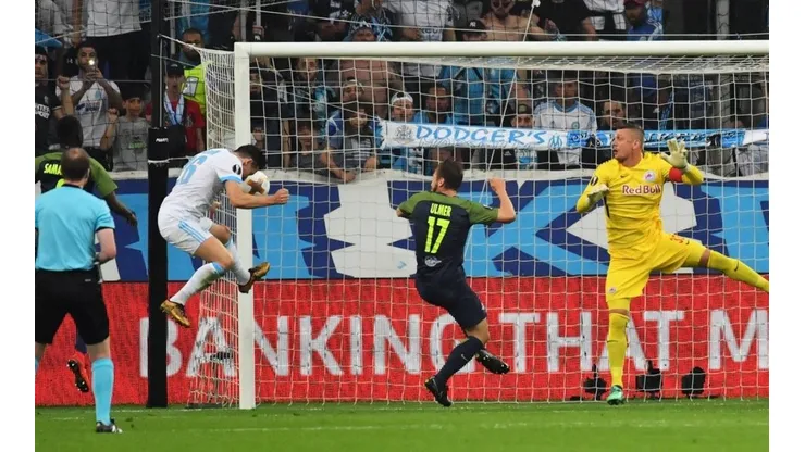OLOR A FINALISTA. Thauvin hizo la "mano de Dios" y puso el 1 a 0.