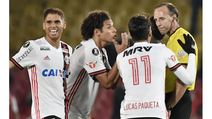 El árbitro terminó el partido cuando Flamengo ponía el 1-0 y desató un escándalo