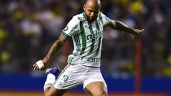 DERECHAZO LARGO. Felipe Melo buscando en largo con Palmeiras en La Bombonera (Foto: Getty).