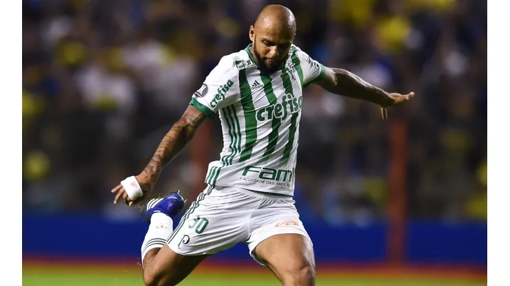 DERECHAZO LARGO. Felipe Melo buscando en largo con Palmeiras en La Bombonera (Foto: Getty).