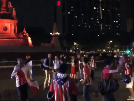 Aficionados y granaderos se enfrentaron en festejo de Chivas en el Ángel
