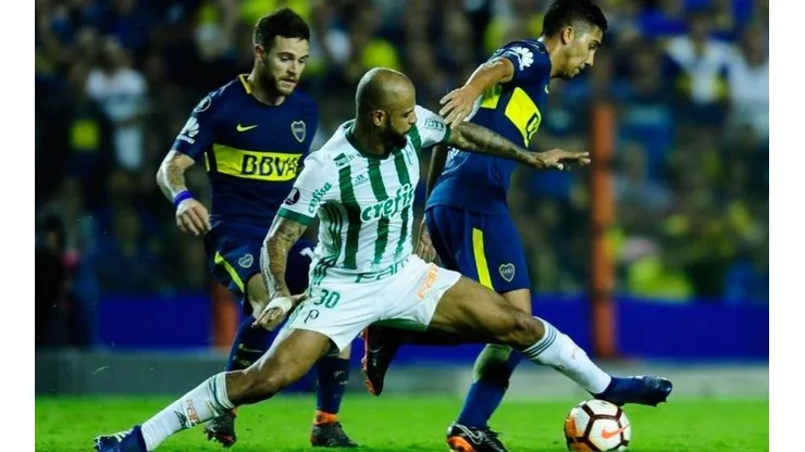 LUCHA EN EL MEDIO. Nández pelea contra Felipe Melo en el mediocampo entre Boca y Palmeiras.