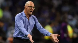 El charrúa podría dejar su cargo como estratega en las próximas horas.