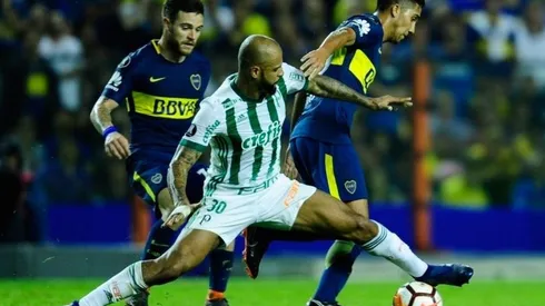 UN GUERRERO. Felipe Melo lucha en el mediocampo contra Nández y Reynoso.