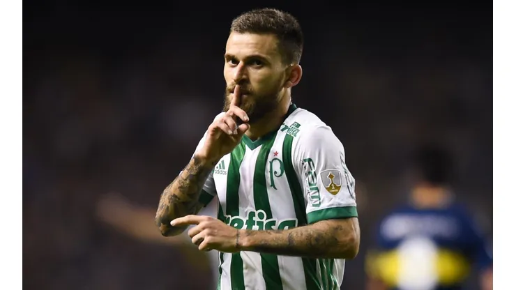 SILENCIO. Lucas Lima festeja su gol en La Bombonera en el triunfo de Palmeiras (Foto: Getty).