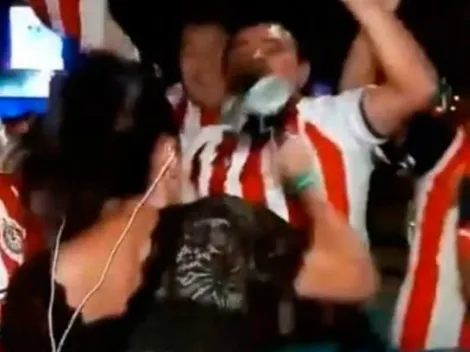VIDEO: reportera de televisión sufre acoso en plena transmisión de celebración de Chivas