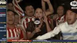 Foto del momento donde el aficionado le hace mal a la periodista.