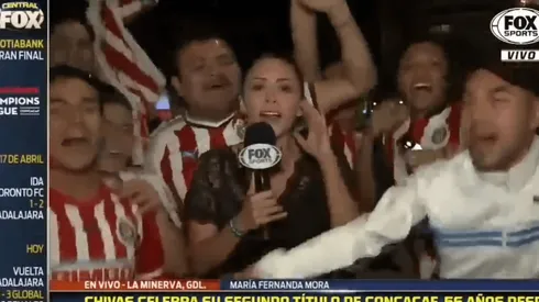 Foto del momento donde el aficionado le hace mal a la periodista.