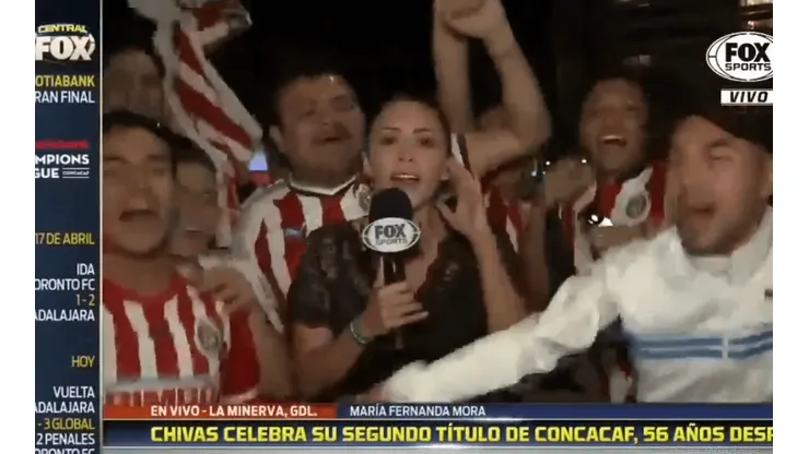 Foto del momento donde el aficionado le hace mal a la periodista.