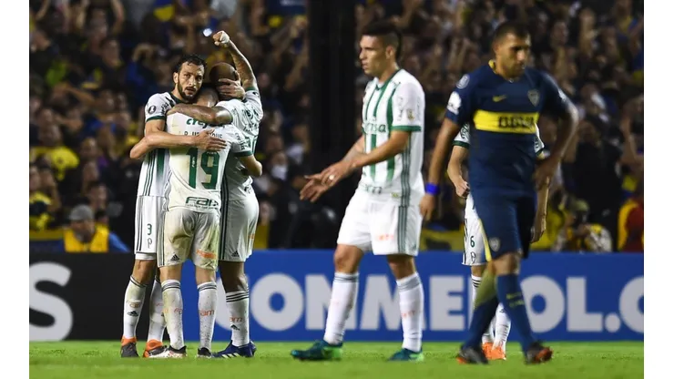 DERROTA FUERA DE CASA. Palmeiras celebra el 2-0 ante la frustración de Wanchope Ábila (Foto: Getty).
