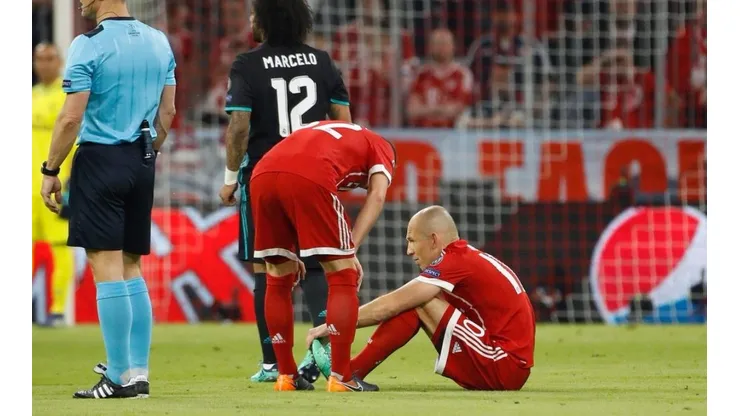 EN EL PISO. Robben se tira al césped sabiendo que ya no podrá volver a jugar en el partido.