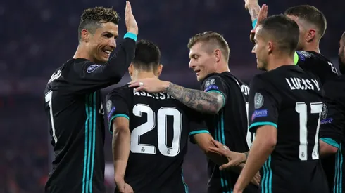 CELEBRA EL MADRID. Kroos felicita a Asensio y Cristiano a Lucas Vázquez (Foto: Getty).