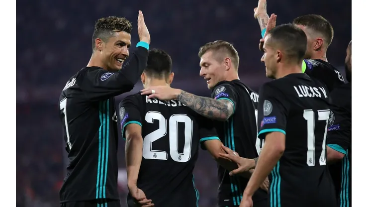 CELEBRA EL MADRID. Kroos felicita a Asensio y Cristiano a Lucas Vázquez (Foto: Getty).