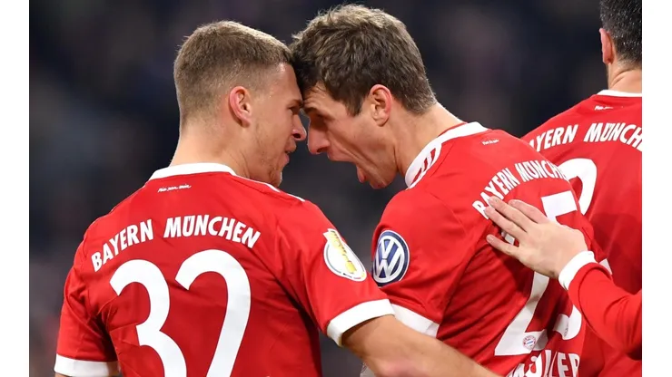FESTEJO BÁVARO. Kimmich celebra junto a Müller en Bayern Múnich (Foto: Getty).