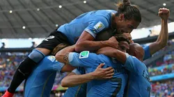 ARRIBA LA CELESTE. Todos celebran en la Selección de Uruguay durante Brasil 2014 (Foto: Getty).