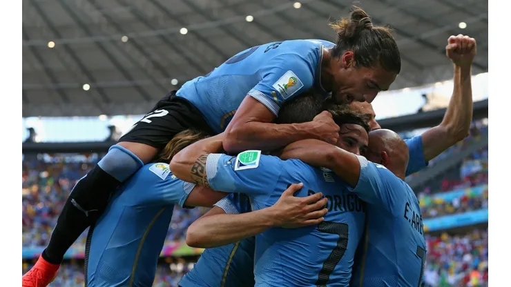 ARRIBA LA CELESTE. Todos celebran en la Selección de Uruguay durante Brasil 2014 (Foto: Getty).